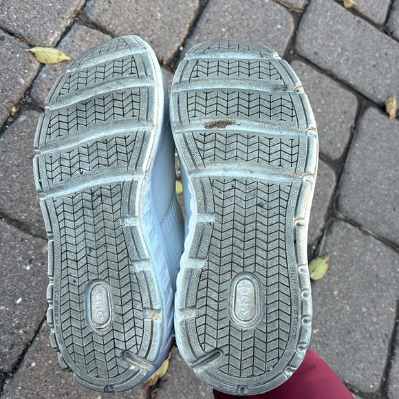 Brooks white sneakers - Picture 3 of 4